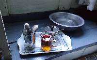 お茶と洗面器。お目覚めセット