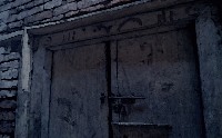 暗い倉庫っぽい扉。鍵が開いてる