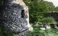 庭にひっそり佇む石の建物