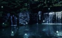 滝のある大きな池だ。蛍かな。妖精かな。それとも人魂か・・