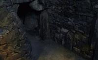 人工的な洞穴の入口をそっと照らす。「だぁーれかいませんか−！」