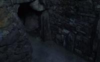 人工的な洞穴の入口。暗い寒い怖い