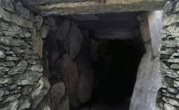 人工的な洞穴の入口を正面から。炭鉱とかにもいいかも