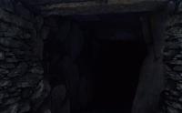 人工的な洞穴。俺もここもお先真っ暗だよ、全く