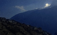 夜の集落と満月。月が似合いそな写真だったので