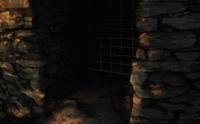 石造りの牢。外から照らされている