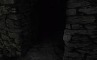 暗い石造りの入口