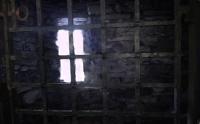 さて、これは牢屋の内か？外か？先には石造りの窓が見える