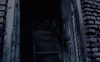扉と先の暗い階段