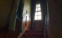 レトロな窓と階段